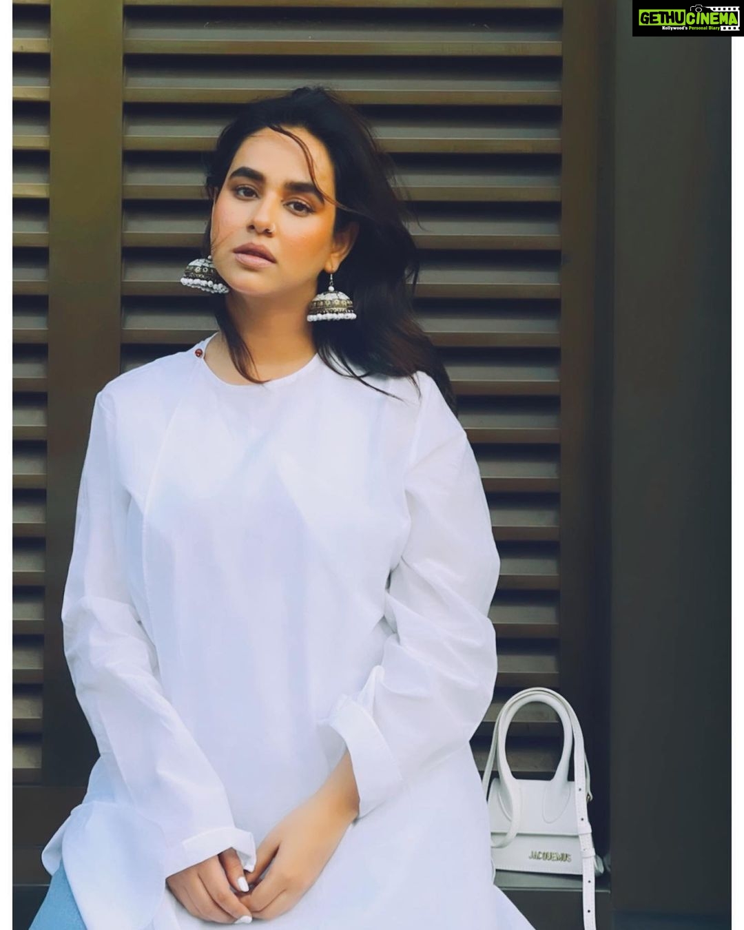 Sunanda Sharma Instagram - ᴡᴏʜ ʟᴀᴜᴛ ᴋᴀʀ ᴀʏᴀ ʜᴀɪ ᴍᴀɴᴀɴᴇ ᴋᴏ, Sʜᴀʏᴀᴅ ᴀᴀᴢᴍᴀ ᴋ ᴀʏᴀ ʜᴀɪ Zᴀᴍᴀɴᴇ ᴋᴏ 🕊 . . Wearibg my fav kurta from @ybq.designstudios @yousufbashirqureshi
