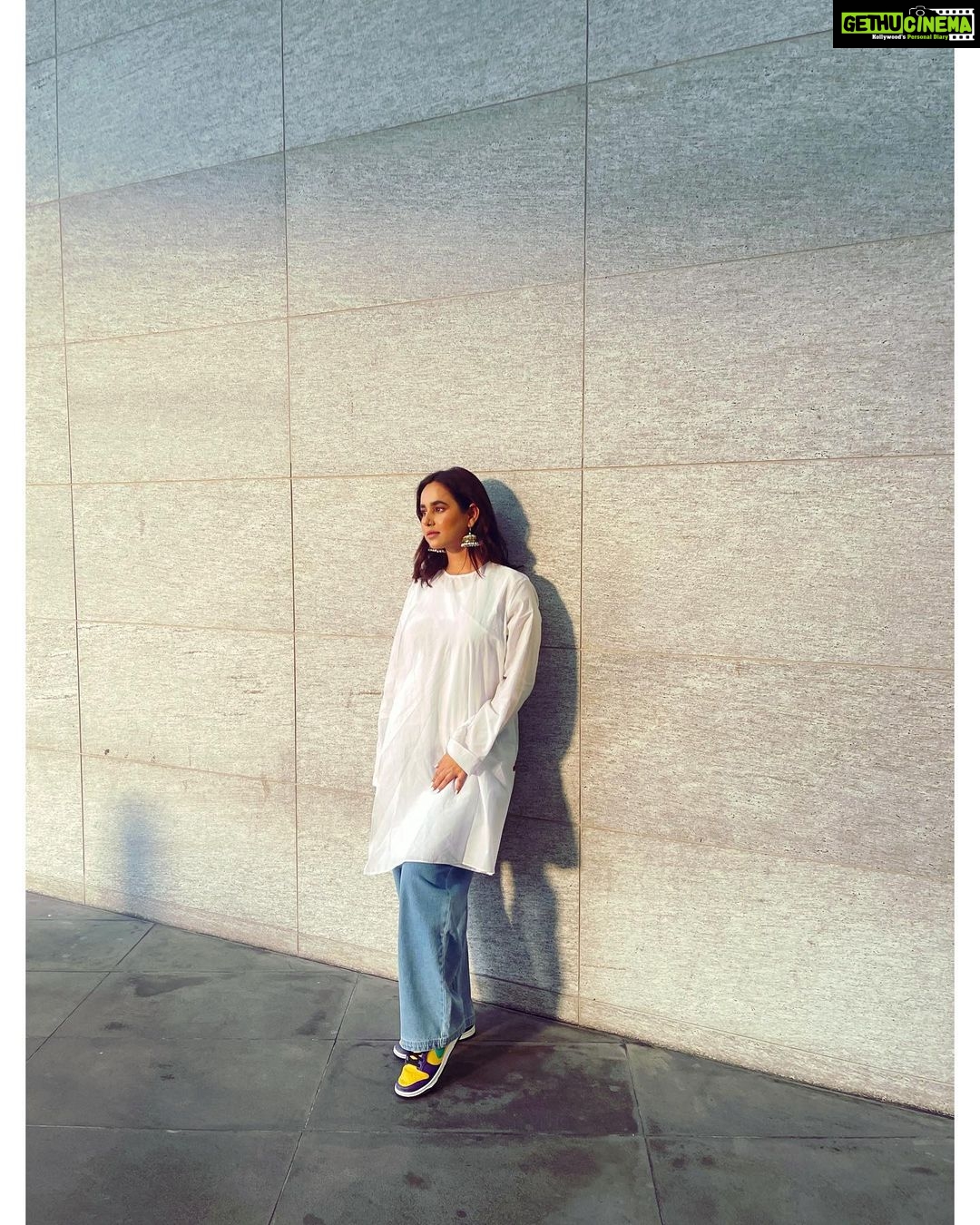 Sunanda Sharma Instagram - "wafa mard ya aurat me nahi hoti hai, wafa fitrat aur tarbiyat mein hoti hai." . . محترم یوسف بشیر قریشی صاحب ۔ میرے لئے اعزاز ہے کہ میں YBQ ڈیزائین پہن رہی ہوں۔ اور جو دعا آپ نے لکھ کر مجھے بھیجی ہے ایسی دعائیں قسمت والوں کو ملا کرتی ہیں ۔ رب سچا آپ پر ہر دم اپنی مِہربانیاں رکھے ۔ بہت بہت شکریہ اور دعائیں ! @ybq.designstudios 🤍
