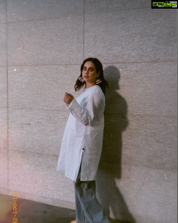 Sunanda Sharma Instagram - "wafa mard ya aurat me nahi hoti hai, wafa fitrat aur tarbiyat mein hoti hai." . . محترم یوسف بشیر قریشی صاحب ۔ میرے لئے اعزاز ہے کہ میں YBQ ڈیزائین پہن رہی ہوں۔ اور جو دعا آپ نے لکھ کر مجھے بھیجی ہے ایسی دعائیں قسمت والوں کو ملا کرتی ہیں ۔ رب سچا آپ پر ہر دم اپنی مِہربانیاں رکھے ۔ بہت بہت شکریہ اور دعائیں ! @ybq.designstudios 🤍