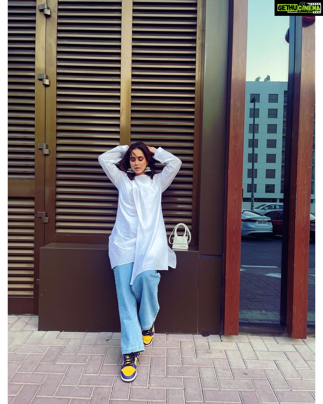 Sunanda Sharma Instagram - ᴡᴏʜ ʟᴀᴜᴛ ᴋᴀʀ ᴀʏᴀ ʜᴀɪ ᴍᴀɴᴀɴᴇ ᴋᴏ, Sʜᴀʏᴀᴅ ᴀᴀᴢᴍᴀ ᴋ ᴀʏᴀ ʜᴀɪ Zᴀᴍᴀɴᴇ ᴋᴏ 🕊 . . Wearibg my fav kurta from @ybq.designstudios @yousufbashirqureshi