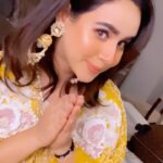 Sunanda Sharma Instagram - 💛🌙 . . #reels #sunandasharma #favsong #instagood . . Makeup @satpreetkaurmakeovers Jhumke @vbhushan.adornments Outfit @saggiphull_by_tulika_heer