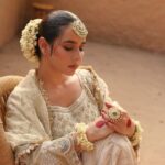 Sunanda Sharma Instagram - 𝘼𝙟𝙖𝙗 𝙝𝙖𝙞 𝙢𝙚𝙧𝙚 𝙈𝙚𝙝𝙗𝙤𝙤𝙗 𝙮𝙚𝙝 𝙩𝙚𝙧𝙞 𝙨𝙤𝙤𝙧𝙖𝙩, 𝙉𝙖𝙯𝙖𝙧 𝙨𝙚 𝙜𝙞𝙧 𝙜𝙖𝙮𝙚 𝙨𝙖𝙖𝙧𝙚 𝙆𝙃𝙊𝙊𝘽𝙎𝙊𝙊𝙍𝘼𝙏.. . . अजब है मेरे महबूब तेरी यह सूरत, नज़र से गिर गए सारे खूबसूरत..। . . Makeup @makeupbyharpyvirk Poshaak :- @saggiphull_by_tulika_heer Tasveer @kartik.arora720 Gehne @ajewelsbyanmol Baal @hairbyharrybajwa