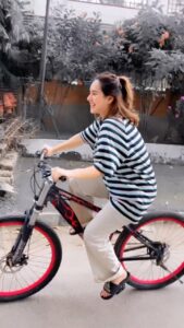 Sunanda Sharma Instagram - 🚲🐼
9-9 mashukan yaar diya🫢
.
.
#reels #reelsinstagram #9-9mashukan #sunandasharma