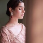 Sunanda Sharma Instagram - 🌹🌷🥀 . . Saree @sabyasachiofficial Styled by @bhwdp 📸 @chintanmalhotra Mua @satpreetkaurmakeovers . . #reels #sunandasharma #reelsinstagram #sabyasachi