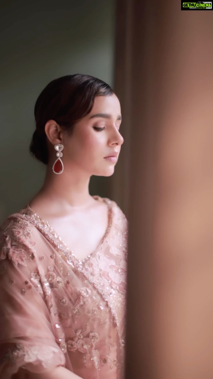 Sunanda Sharma Instagram - 🌹🌷🥀 . . Saree @sabyasachiofficial Styled by @bhwdp 📸 @chintanmalhotra Mua @satpreetkaurmakeovers . . #reels #sunandasharma #reelsinstagram #sabyasachi