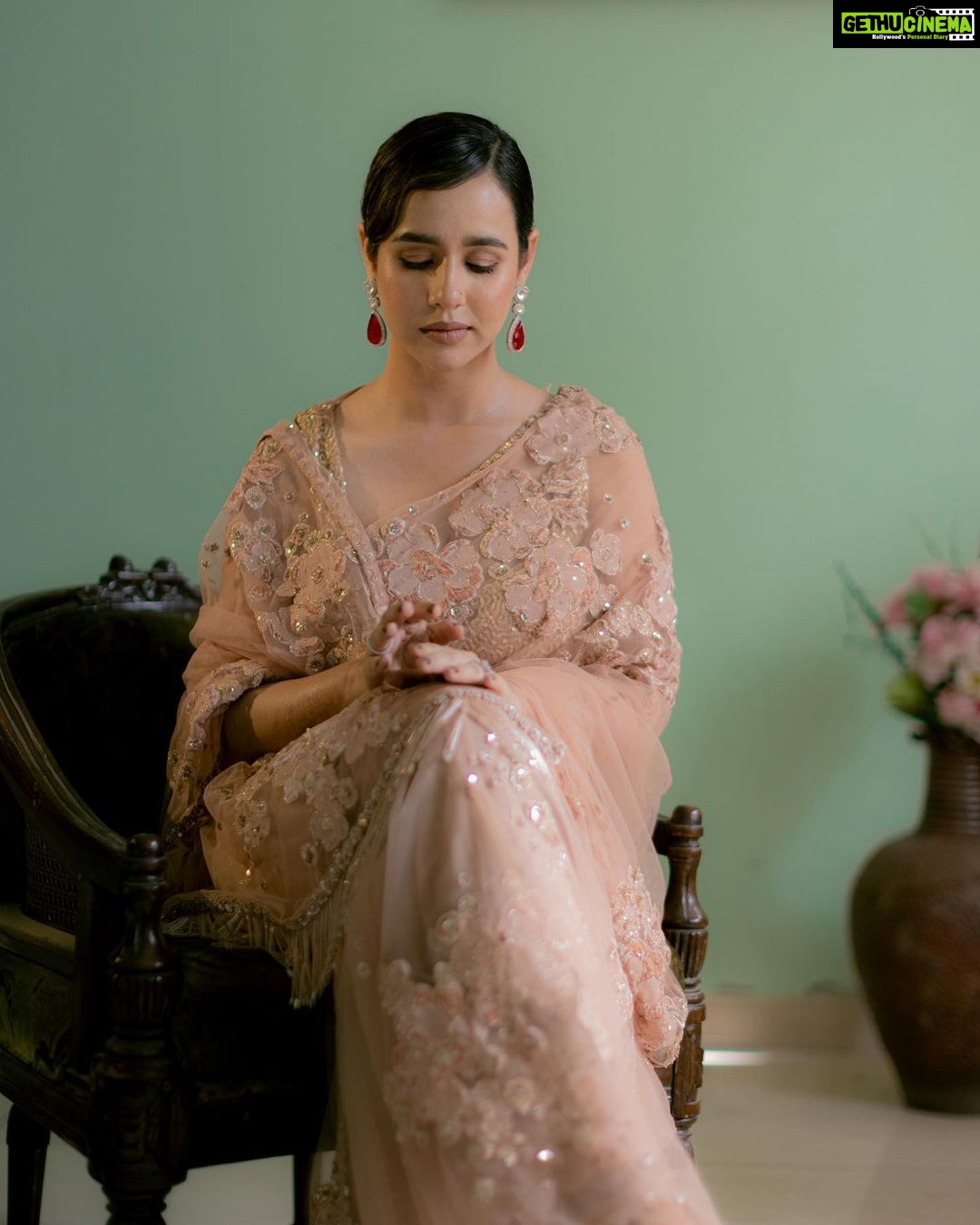 Sunanda Sharma Instagram - बयां से परे है, सुकून उसके ख्याल का..॥ . . Saree:- @sabyasachiofficial Styled and hair by @bhwdp Assisted by @harman8745 Tasveer by @chintanmalhotra Makeupby @satpreetkaurmakeovers Jewellery @anaghaartsnjewels