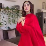 Sunanda Sharma Instagram - Jad oh mainu takkd ai❤️🌹 . . @saggiphull_by_tulika_heer @vbhushan.adornments . . #reels #shayari #sunandasharma #instagram #poetry