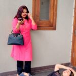 Sunanda Sharma Instagram - Kamine dost be like😂 @manpreet_jot2822 😂 . . #reels #trendingreels #bff #bffgoals #instagood