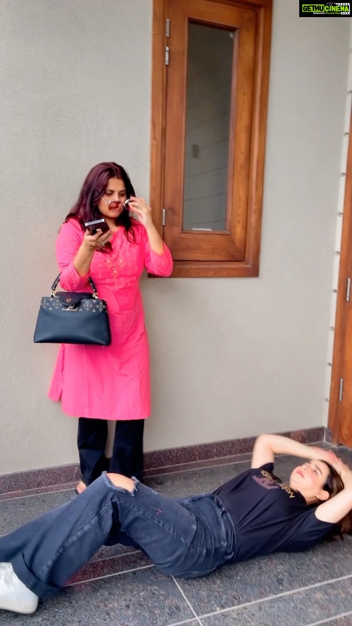 Sunanda Sharma Instagram - Kamine dost be like😂 @manpreet_jot2822 😂 . . #reels #trendingreels #bff #bffgoals #instagood