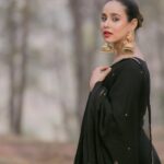 Sunanda Sharma Instagram - Ni tu kaala joda paa🖤 . . @gul_bibi_couture @bhwdp @satpreetkaurmakeovers @chintanmalhotra