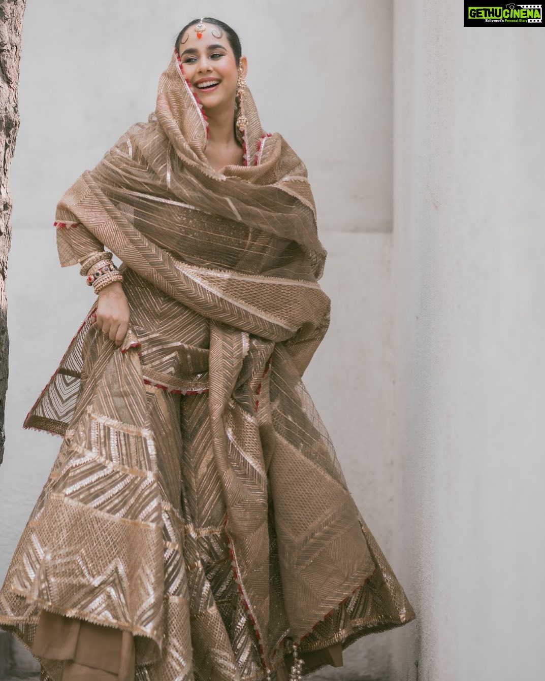 Sunanda Sharma Instagram - Ni mainu Heere Heere aakhe, Maaye ni munda Lambhda da🤭🫠 . . Outfit: @rimpleandharpreet Styled by @bhwdp Photography @chintanmalhotra Makeup: @satpreetkaurmakeovers Hair: @hairbyharrybajwa Jewels @anaghaartsnjewels Assisted by @harman8745