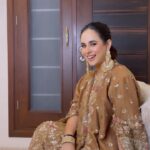 Sunanda Sharma Instagram - Dil dena te dil mangna, Ve saudha ikko jeha🙈🤎 . . #sunandasharma #pakistanisong #reels . . Haar shingaar by @satpreetkaurmakeovers Poshak @saggiphull_by_tulika_heer Gehne @manimuktaajewels