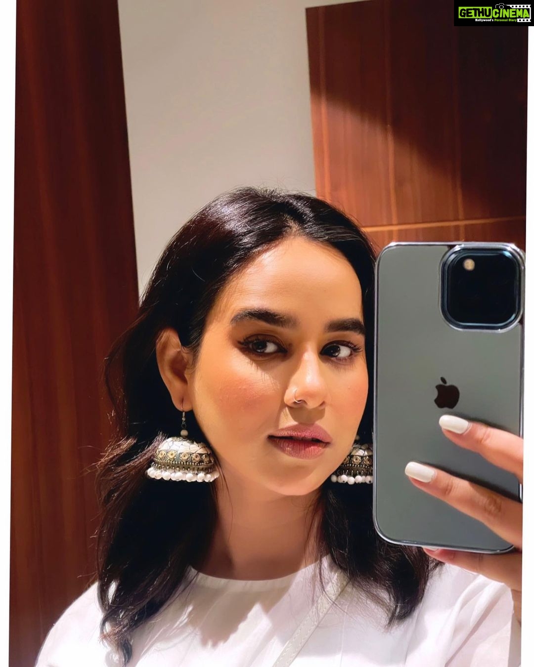 Sunanda Sharma Instagram - जो बात अधूरी कहानी में है, वो बात पूरी किताब में कहाँ ..।