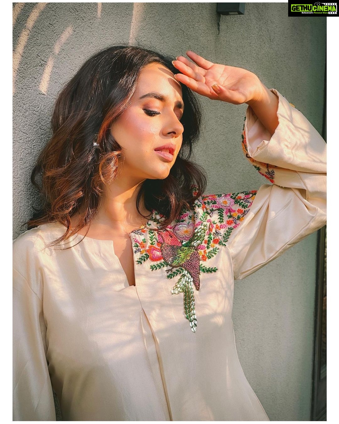 Sunanda Sharma Instagram - let PosiTivity be your shield 🛡️ 🤞🏼 . . Makeup @satpreetkaurmakeovers Suit @saggiphull_by_tulika_heer