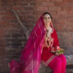 Sunanda Sharma Instagram - ਧੌਣ ਸੁਰਾਹੀ ਮੰਗੀ, ਮਿਰਗਾਂ ਤੋਰ ਉਧਾਰੀ….। . . Makeup @satpreetkaurmakeovers Suit @ranipinklabel 📸 @chintanmalhotra