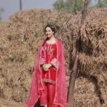 Sunanda Sharma Instagram - ਧੌਣ ਸੁਰਾਹੀ ਮੰਗੀ, ਮਿਰਗਾਂ ਤੋਰ ਉਧਾਰੀ….। . . Makeup @satpreetkaurmakeovers Suit @ranipinklabel 📸 @chintanmalhotra