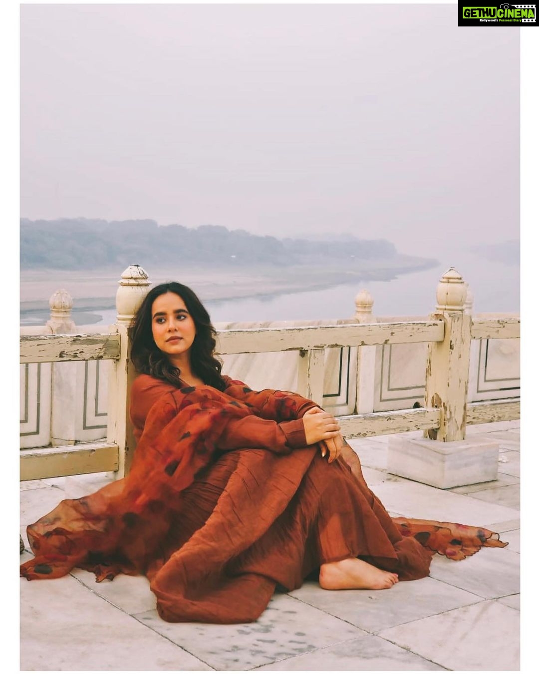 Sunanda Sharma Instagram - किसी शाम बैठ जाओ ना मेरे संग, उस चाँद को जलाने का इरादा है ..।🌙🤲🏼 . . Kisi shaam baith jao na mere sang, Us chaand ko jalane ka iraada hai..! Suit @hasliofficial
