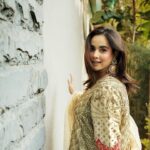 Sunanda Sharma Instagram - एक उम्र जिसके साथ गुज़ारी है आपने, हैरत है उसको देख के, शरमा रहें हैं आप..🌷 . . ᴇᴋ ᴜᴍᴀʀ ᴊɪsᴋᴇ sᴀᴀᴛʜ, Gᴜᴢᴀᴀʀɪ ʜᴀɪ ᴀᴀᴘɴᴇ.. Hᴀɪʀᴀᴛ ʜᴀɪ ᴜsᴋᴏ ᴅᴇᴋʜ ᴋ, Sʜᴀʀᴍᴀ ʀᴀʜᴇɪɴ ʜᴀɪɴ ᴀᴀᴘ... . . 💄 @satpreetkaurmakeovers 👗 @saggiphull_by_tulika_heer 💎 @manimuktaajewels 📸 @maniksharma.cc