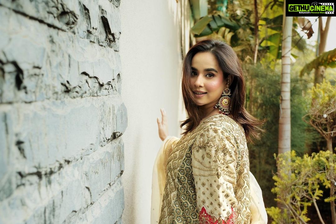 Sunanda Sharma Instagram - एक उम्र जिसके साथ गुज़ारी है आपने, हैरत है उसको देख के, शरमा रहें हैं आप..🌷 . . ᴇᴋ ᴜᴍᴀʀ ᴊɪsᴋᴇ sᴀᴀᴛʜ, Gᴜᴢᴀᴀʀɪ ʜᴀɪ ᴀᴀᴘɴᴇ.. Hᴀɪʀᴀᴛ ʜᴀɪ ᴜsᴋᴏ ᴅᴇᴋʜ ᴋ, Sʜᴀʀᴍᴀ ʀᴀʜᴇɪɴ ʜᴀɪɴ ᴀᴀᴘ... . . 💄 @satpreetkaurmakeovers 👗 @saggiphull_by_tulika_heer 💎 @manimuktaajewels 📸 @maniksharma.cc
