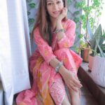 Sunayana Fozdar Instagram - ख़ुशियों की ,प्रेम की ,उम्मीदों की ,सपनो की ऊँची उड़ान भरें 🪁 आप सबको मकर संक्रांति की हार्दिक शुभकामनाएँ! A special discount code :SFJ20 for my lovelies💕 happy shopping @indya Wearing @indya . . . #makarsankranti #kiteflying #makarsankranti2023