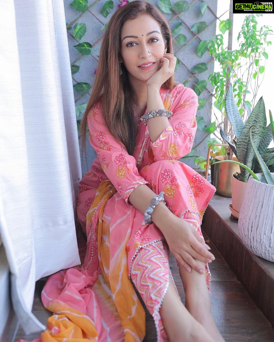 Sunayana Fozdar Instagram - ख़ुशियों की ,प्रेम की ,उम्मीदों की ,सपनो की ऊँची उड़ान भरें 🪁 आप सबको मकर संक्रांति की हार्दिक शुभकामनाएँ! A special discount code :SFJ20 for my lovelies💕 happy shopping @indya Wearing @indya . . . #makarsankranti #kiteflying #makarsankranti2023