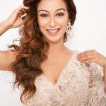 Sunayana Fozdar Instagram - तेरा चेहरा जब नज़र आए…. . . #ita2022 #redcarpetlook 📷- @rk_fotografo Mua - @makeovers_by_bhavi Team - @greenlight__media