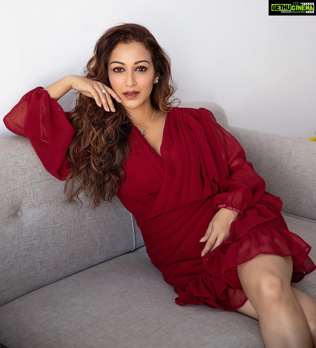 Sunayana Fozdar Instagram - That Christmas feeling🌲 #christmas2022 #december2022 #sundaypost 📷 - @girish_rajput_photography Accessories: @clara.in Wearing : @myfriday.in Hair - @abidansanri Team - @greenlight__media