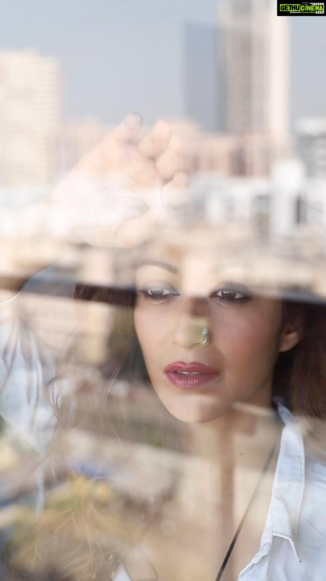 Sunayana Fozdar Instagram - Every Mind Perceives a different Beauty …which makes everything so beautiful ❤️ This one is “A Girl in the City “ kind of vibe ! I See myself through the Eyes of different cinematographers …. 🎥 - @girish_rajput_photography Hair - @abidansanri Team - @greenlight__media