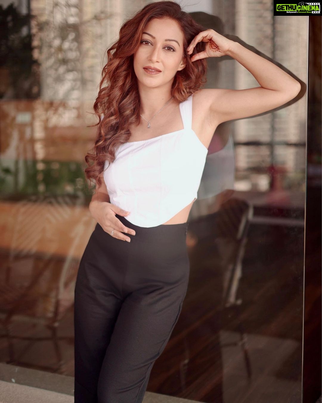 Sunayana Fozdar Instagram - Sunday state of mind 🤎 What’s your Sunday mood? ☕️ . . . . . . Outfit: @amheurindia Styling: @styling.your.soul Brand pr: @socialpinnaclepr Mua - @ansarireshma_makeup Hair - @preeti_mehendi_makeup_artist Team - @greenlight__media