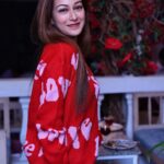 Sunayana Fozdar Instagram - LOVE the Chill in the Air kinda Evenings🧣 Wearing @urbanic_in . . . 📍 @roofberriesbandra 📷 @vikrant_singh7770 Pr @maverick.communication01 Roofberriesbandra