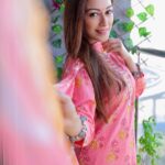 Sunayana Fozdar Instagram - ख़ुशियों की ,प्रेम की ,उम्मीदों की ,सपनो की ऊँची उड़ान भरें 🪁 आप सबको मकर संक्रांति की हार्दिक शुभकामनाएँ! A special discount code :SFJ20 for my lovelies💕 happy shopping @indya Wearing @indya . . . #makarsankranti #kiteflying #makarsankranti2023