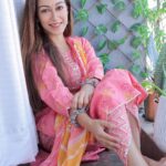 Sunayana Fozdar Instagram - ख़ुशियों की ,प्रेम की ,उम्मीदों की ,सपनो की ऊँची उड़ान भरें 🪁 आप सबको मकर संक्रांति की हार्दिक शुभकामनाएँ! A special discount code :SFJ20 for my lovelies💕 happy shopping @indya Wearing @indya . . . #makarsankranti #kiteflying #makarsankranti2023