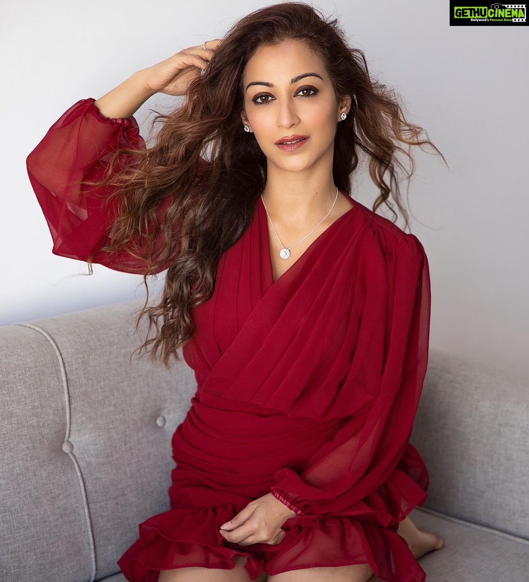Sunayana Fozdar Instagram - That Christmas feeling🌲 #christmas2022 #december2022 #sundaypost 📷 - @girish_rajput_photography Accessories: @clara.in Wearing : @myfriday.in Hair - @abidansanri Team - @greenlight__media