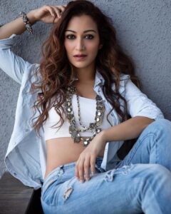 Sunayana Fozdar Instagram - She’s Mad she’s magic …There’s no lie in her Fire - Charles Bukowski. This Song is A whole mood 🎶 . . . . 📷 - @girish_rajput_photography Accessories: @jewelin.in Hair - @abidansanri Team - @greenlight__media