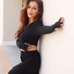 Sunayana Fozdar Instagram - Winter Chills🖤 #winterstyle #sustyles #winterlove . . . . . . . . 🎥 @ibphotography27 Wearing @pankhclothing Muah @jannat_ki_sehar 📍 @radissongoregaon Team @greenlight__media