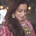 Sunayana Fozdar Instagram - सादगी में भी क़यामत की अदा होती है! #fridayfeels #sustyles #desigirl Wearing : @ireshhofficial Styled : @socialpinnaclepr x @styling.your.soul 🎥 @veestudio.in Muah @kshitija_bhoyar 📍 @theterrace.amaidenaffair Team: @greenlight__media