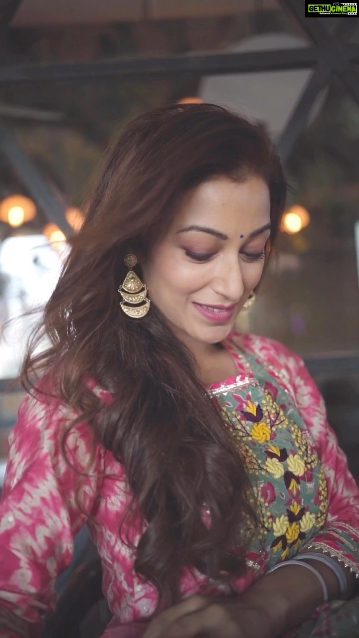 Sunayana Fozdar Instagram - सादगी में भी क़यामत की अदा होती है! #fridayfeels #sustyles #desigirl Wearing : @ireshhofficial Styled : @socialpinnaclepr x @styling.your.soul 🎥 @veestudio.in Muah @kshitija_bhoyar 📍 @theterrace.amaidenaffair Team: @greenlight__media