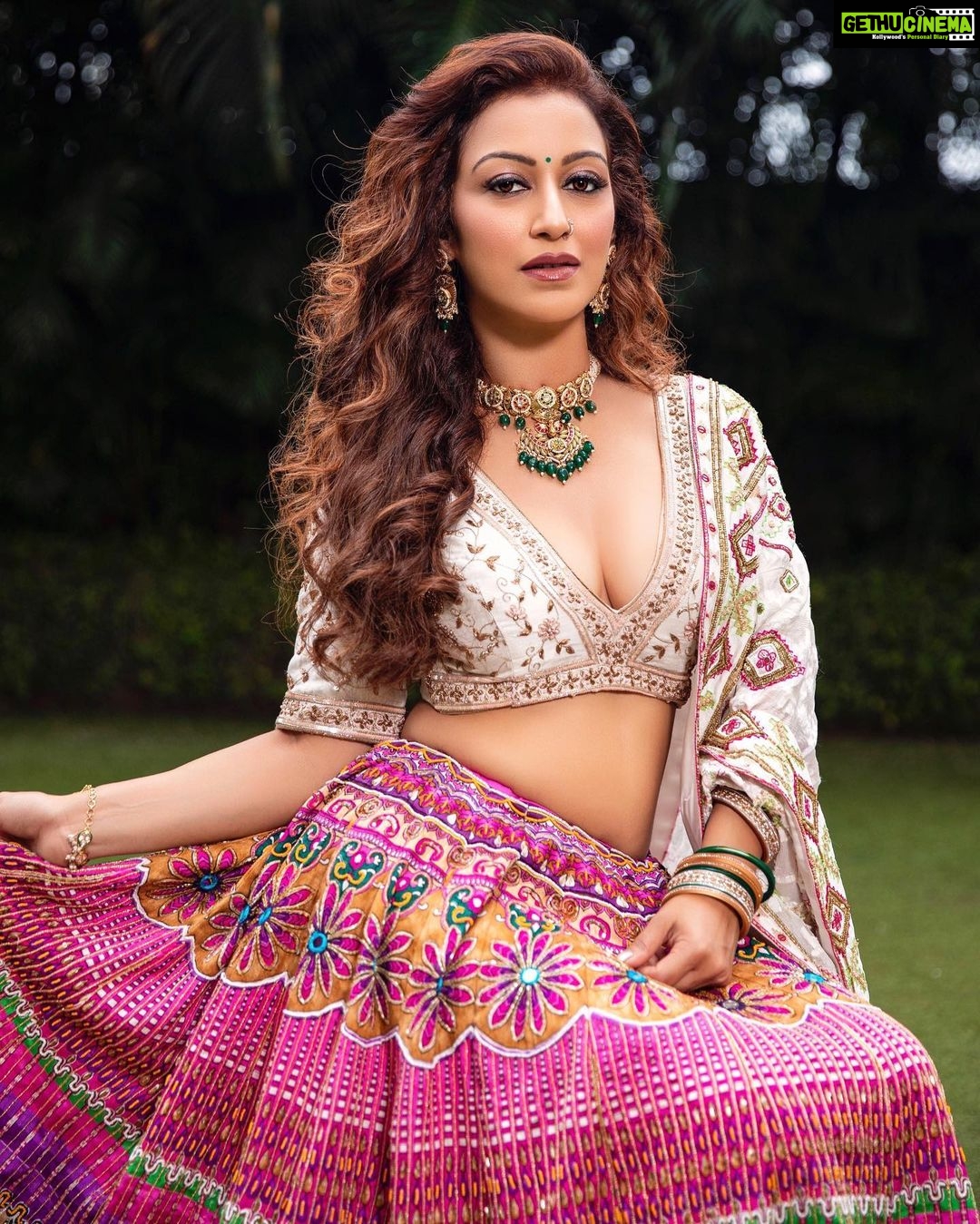 Sunayana Fozdar Instagram - Not a Beauty Queen ..Want to be the Queen of ❤️ . . . 📷 - @akshayrathodphotography Muah - @celebsmakeupbysejal Outfit - @pariscreation7 Jewellery - @sejalthakkarcreation X @maxplus_jewels 📍 - @courtyardmumbai Team - @greenlight__media