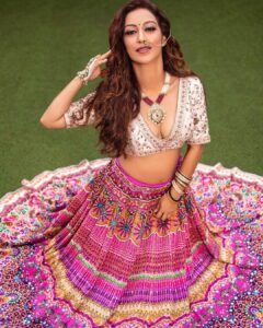 Sunayana Fozdar Instagram - Rang Saari Gulaabi 🌺 Trying to Be the Light I was Looking for 🪔😊 . . . . 📷 - @akshayrathodphotography Muah - @celebsmakeupbysejal Outfit - @pariscreation7 Jewellery - @sejalthakkarcreation X @maxplus_jewels 📍 - @courtyardmumbai Team - @greenlight__media