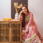 Sunayana Fozdar Instagram - A Quick Home Tour while I welcome Guests this Diwali!✨ And As they Say“Your Entrance Sets The vibe of the house” My new shoe Rack from @wood_affair Speaks Style and utility ! Is Your Home Diwali ready? ☺️❤️ . . . Wearing : @ireshhofficial @socialpinnaclepr x @styling.your.soul #sustyles #homedecor #diwalireadyhome #diwali2022 #dhanteras