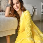 Sunayana Fozdar Instagram - इश्क़ वो नहीं जो तुझे मेरा कर दे इश्क़ वो है जो तुझे किसी और का ना होने दे ! 💛 Chikankari saree @veer_sons . . . . 📷 @ruhaankhanportraits Muah @tapsi_makeup