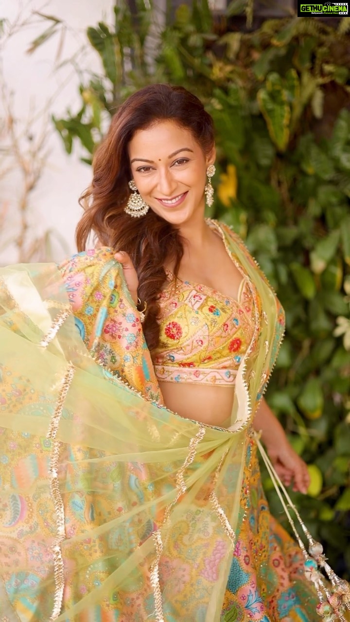 Sunayana Fozdar Instagram - Keeping that “Desi feeling” alive One Lehenga at a time💚 This was one of my Fav looks the “mehendi look” #dalniktake2 . . . . . . Styled by- @purvabansal5 Outfit by- @odhniworld Mua - @ansarireshma_makeup Hair - @munirashaikh8083 Team - @greenlight__media #weddingoutfitideas #mehendioutfit #lehenga #greenlehenga #desioutfitinspo #shaadiready