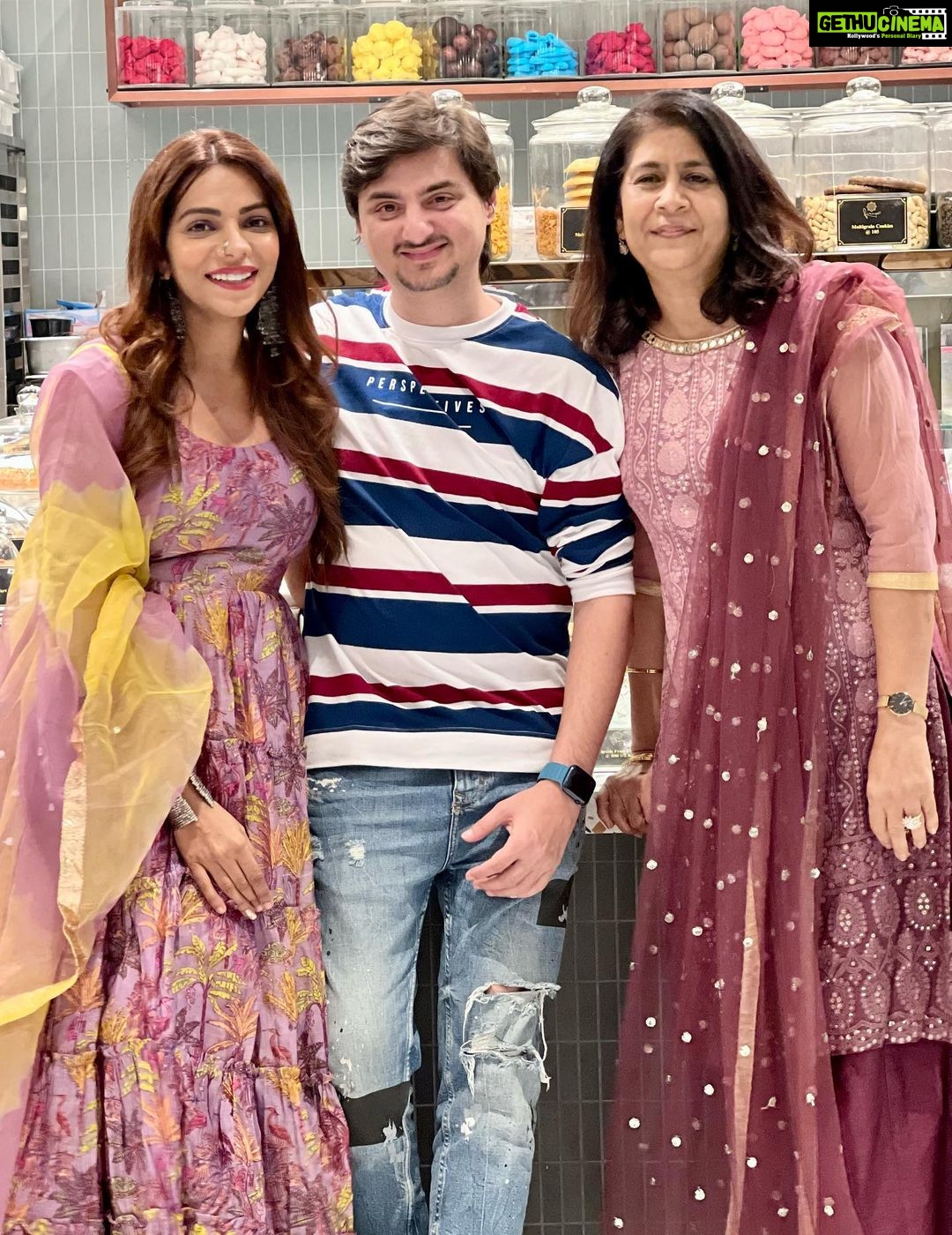 Sunayana Fozdar Instagram - Happiness is celebrating Diwali with Loved Ones🪔 What better Than a Room that is filled with Love,Laughter and Joy ❤️ Thank you @musaafer.india For hosting Us With your delicious Indian Cuisine and Warm Hospitality!!!!🤩 Tanvi’s outfit : @aachho Styled : @dinky_nirh