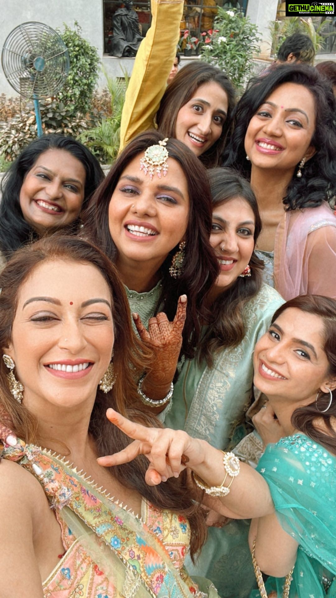 Sunayana Fozdar Instagram - Yaar ki Shaadi 🌼 #dalniktake2 Indian Traditional Weddings bring friends and family closer!!!! And of course the Best part is the madness that follows!!! @kaurdalljiet We Love you and every moment captured shows just that @niknpatel jiju☺️Welcome to the family 💕