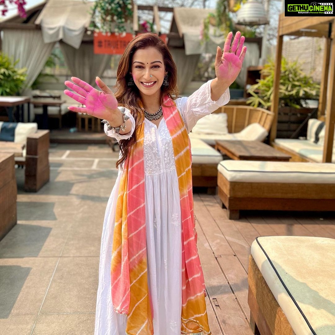 Sunayana Fozdar Instagram - निखरने के लिए बिखरना ज़रूरी है ….रंगो से हमें यही सीखने को मिलता है ! Stay tuned for a fun Holi reel coming up tomo!!!!!!! #holi2023 #holifeels . . . . . . Makeup - @ansarireshma_makeup Hair - @munirashaikh8083 Location - @truetrammtrunk X @iampuneetgidwani Team - @greenlight__media