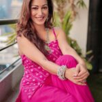 Sunayana Fozdar Instagram - अन्दाज़ अपना देखते हैं आईने मैं वो…कभी ज़ुल्फ़ें संवार कर कभी ज़ुल्फ़ें बिगाड़ कर !☺️ Summer ethnic feels @indya
