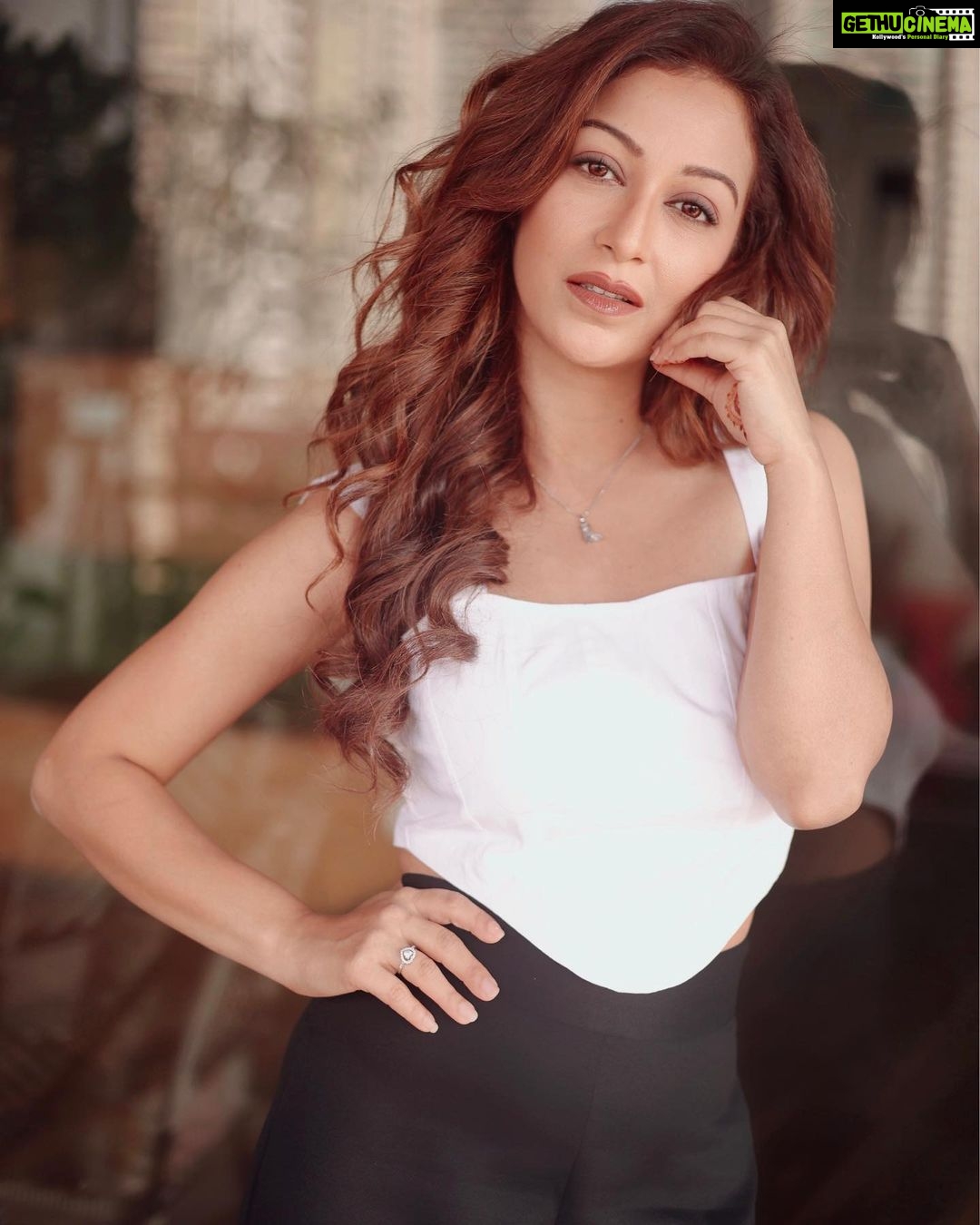 Sunayana Fozdar Instagram - Sunday state of mind 🤎 What’s your Sunday mood? ☕️ . . . . . . Outfit: @amheurindia Styling: @styling.your.soul Brand pr: @socialpinnaclepr Mua - @ansarireshma_makeup Hair - @preeti_mehendi_makeup_artist Team - @greenlight__media