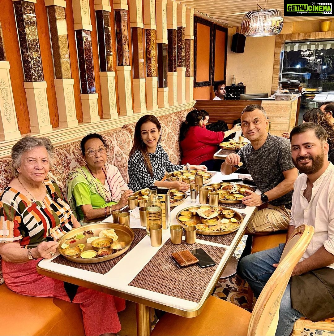 Sunayana Fozdar Instagram - Happiness is Sharing a meal,creating memories together with family at dinner ! This is what Indian hospitality is made of ! Thank you 💕@teamashishmaheshwari @maharajabhogmumbai The Great Food and warm hospitality truly made for a “Maharaja Bhog” experience