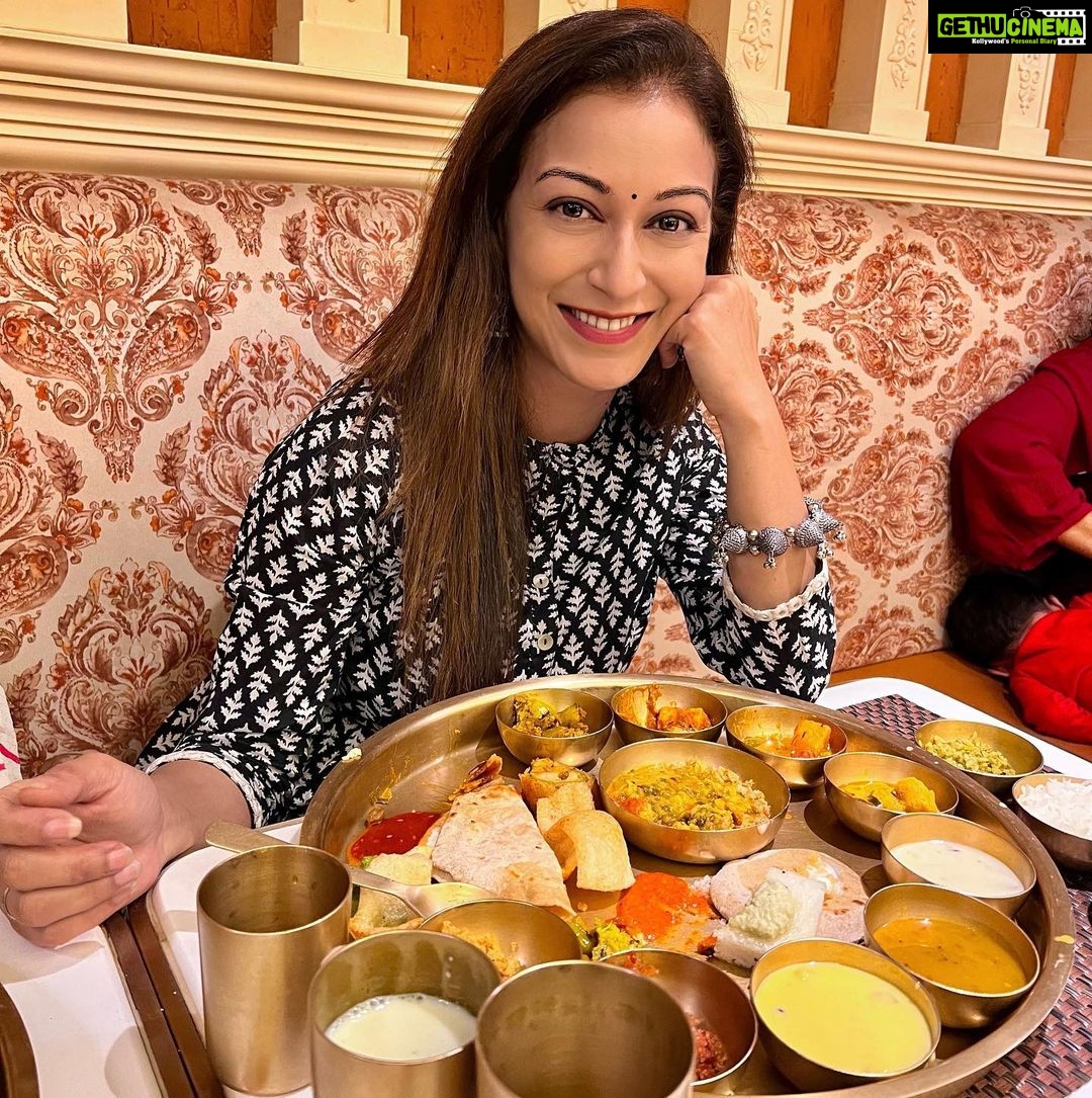 Sunayana Fozdar Instagram - Happiness is Sharing a meal,creating memories together with family at dinner ! This is what Indian hospitality is made of ! Thank you 💕@teamashishmaheshwari @maharajabhogmumbai The Great Food and warm hospitality truly made for a “Maharaja Bhog” experience