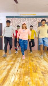 Sunita Gogoi Instagram - Who m i!!!!! @iamsandy_off 💃🕺 Thankyou Thambisss ❤️ for d spontaneous action @prathapkumar_official @sanjay_choreographer_ @balajilyon @karthik_epic #prince #reels #trending